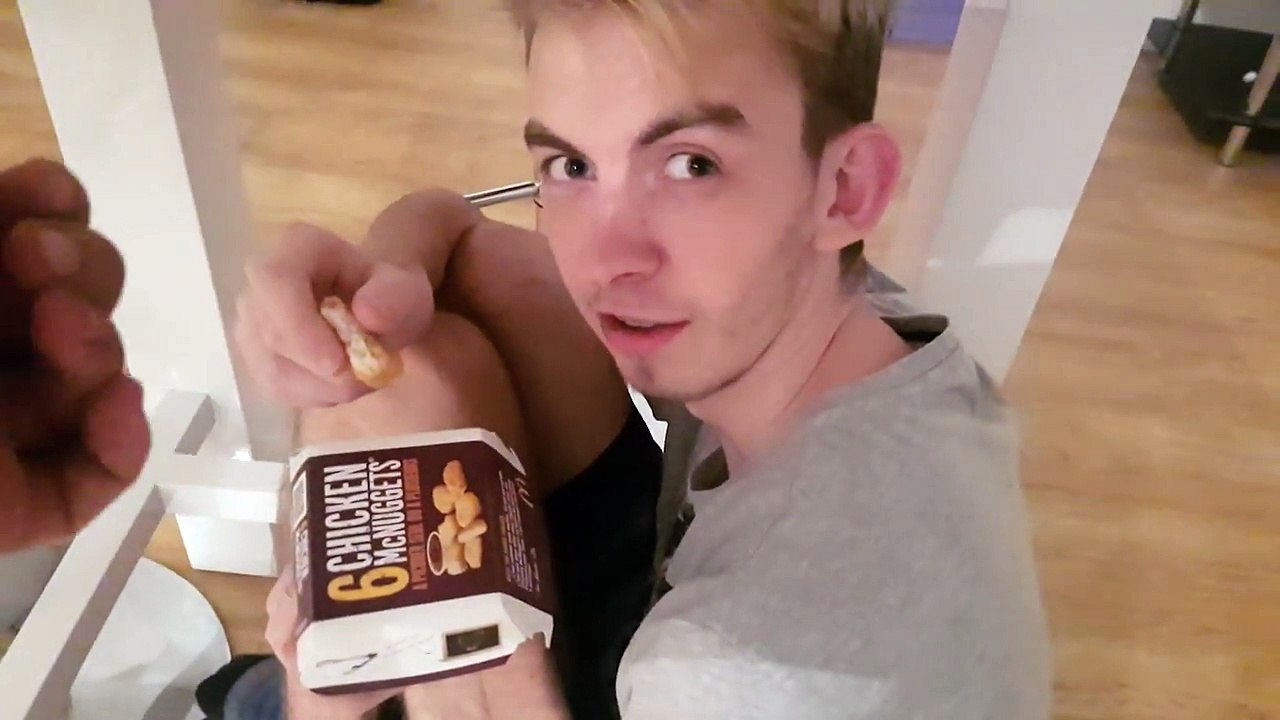 KENNY RATE SONT 4EME JOUR DE RAMADAN AVEC UNE BOITE DE NUGGET PAR 6 + UN CROC MACDO