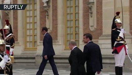 First Meeting: Macron welcomes Putin to Versailles