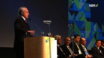 Brasil emerge de recesión, crisis política aumenta incertidumbre