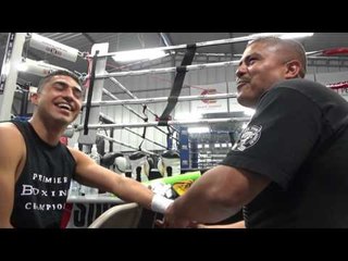 robert garcia wrapping the hands of josesito lopez EsNews Boxing