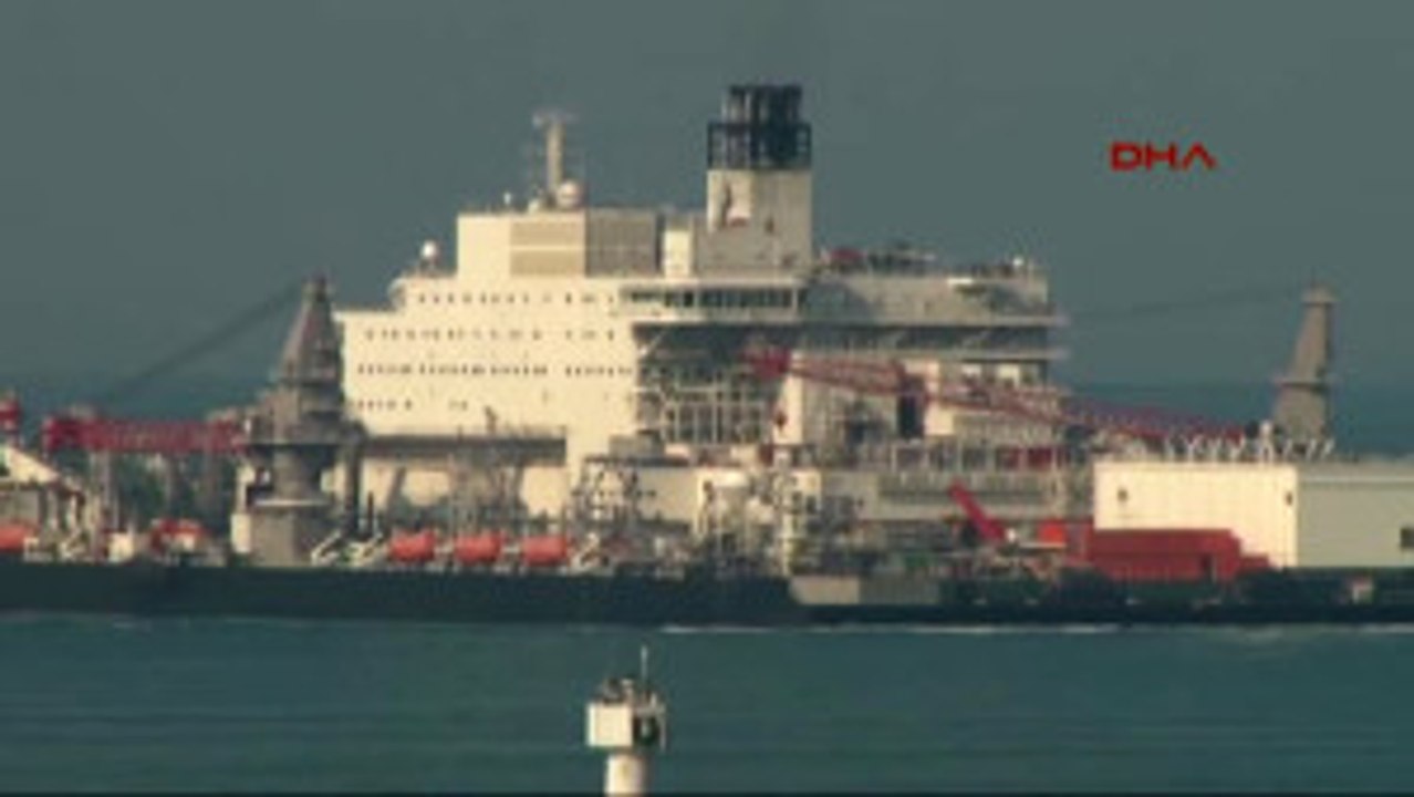 Dev Gemi Istanbul Boğazı'na Girdi