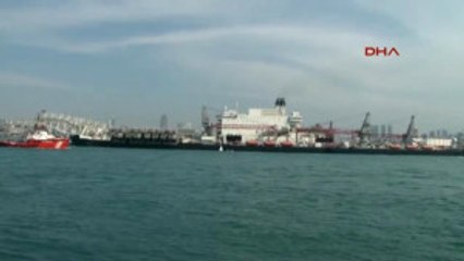 Dev Gemi Istanbul Boğazı'na Girdi
