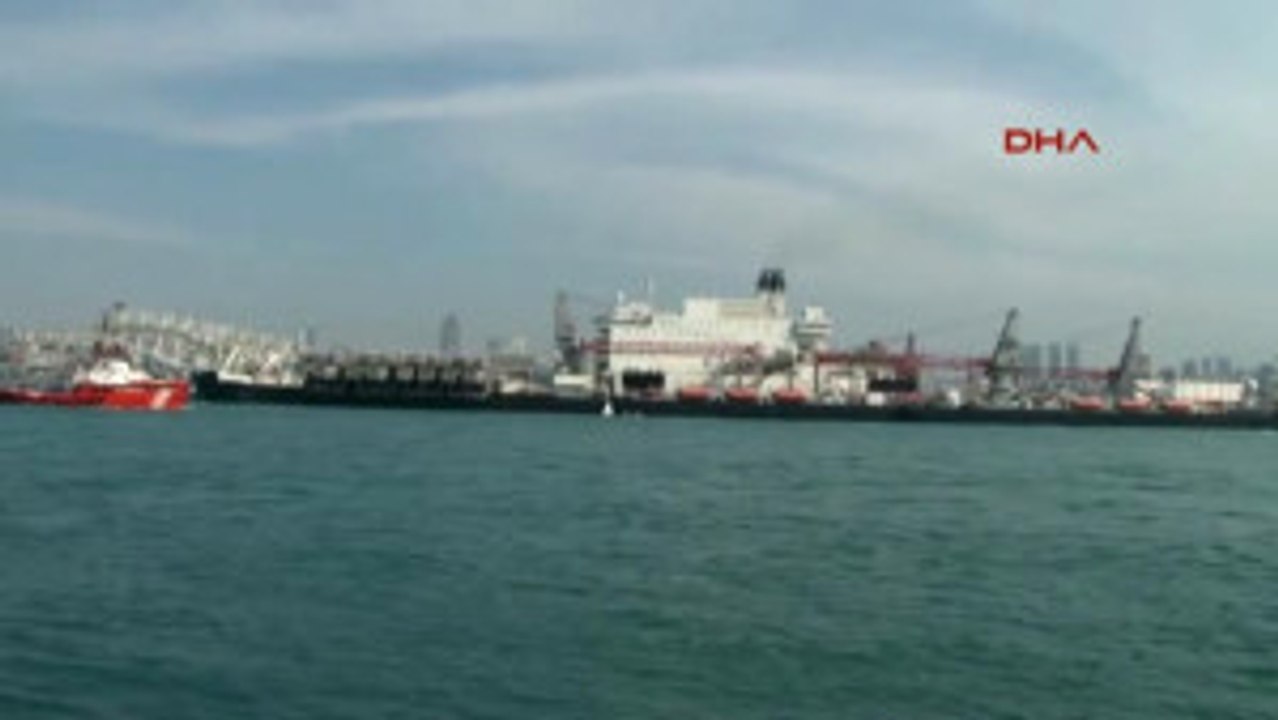 Dev Gemi Istanbul Boğazı'na Girdi