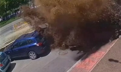 Pipa Bawah Air Meledak, Sejumlah Mobil Rusak