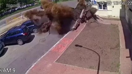 Ukraine: impressionnante explosion d'une canalisation