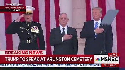 ترامب يتراقص على أنغام النشيد الوطني الأمريكي