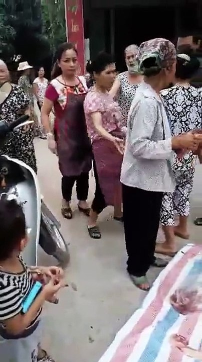 Xôn xao tiểu thương chợ Tân Lập đòi ‘dẹp’ phản thịt lợn của người lạ đến bán