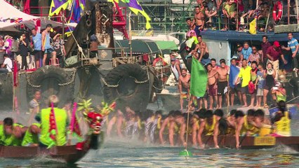 Hong Kong: des rameurs s'affrontent lors de la course du dragon