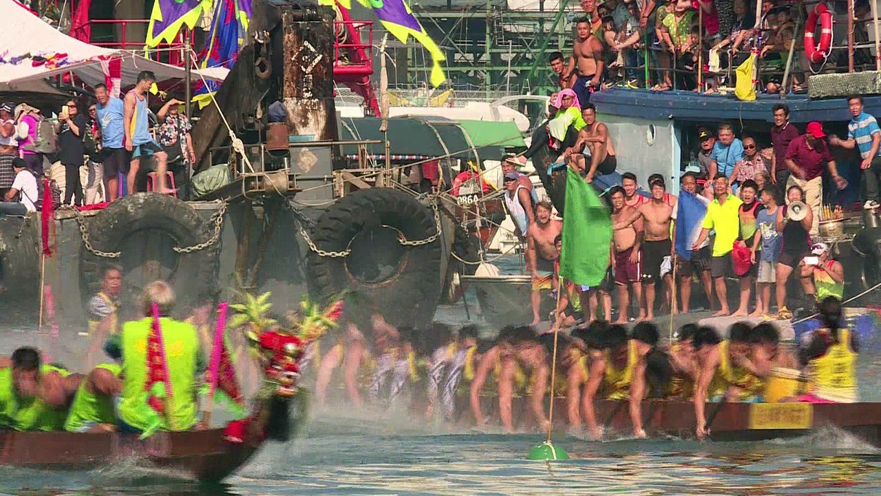 Hong Kong: des rameurs s'affrontent lors de la course du dragon