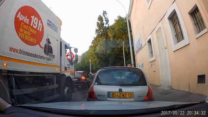 Un éboueur surpris en train de jeter des déchets par la fenêtre.