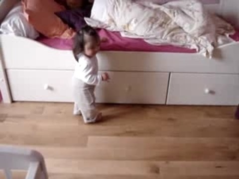 Mon bébé marche!!! Lilou 11 mois tout pile!!!