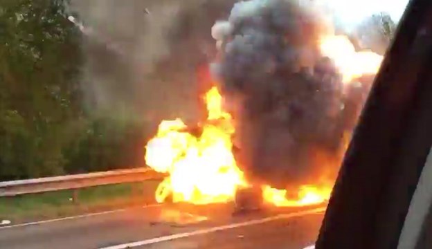 Une voiture en feu explose