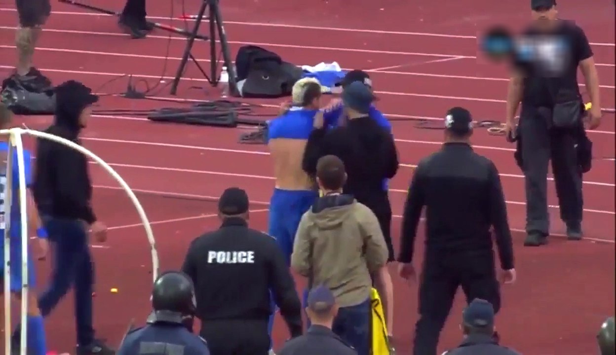 Des joueurs se font prendre leurs maillots par des supporteurs