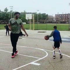 Joel Embiid bâche un gamin pour lui apprendre à "Trust the process"