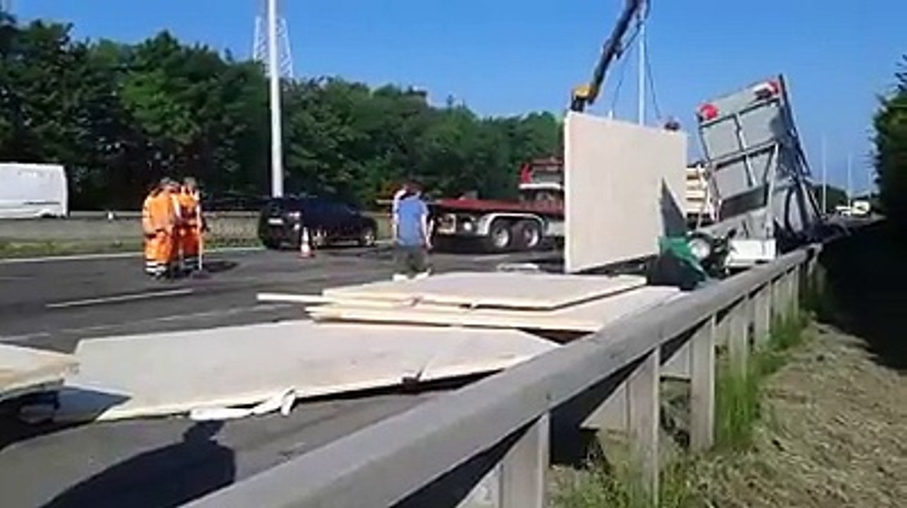Un camion percute une remorque de balisage sur la E40 et perd son chargement