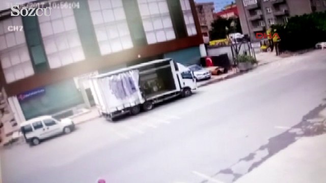 Yolcu minibüsünün devrilme anı güvenlik kamerasında