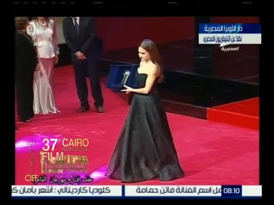 #مهرجان_القاهرة_السينمائي | لحظة صعود الفنانة نيللي كريم لتكريمها في مهرجان القاهرة السينمائي
