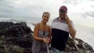 Man gets hit by a wave and loses glasses