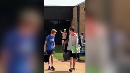 Un papa va chercher son fils à l'école en slip de bain !