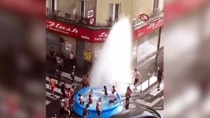 Ils remplissent une piscine gonflable en plein milieu d'une rue à Paris !