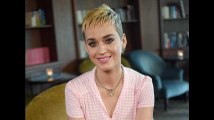 Katy Perry victime d’un accident de robe en plein concert, elle dévoile sa culotte (Vidéo)