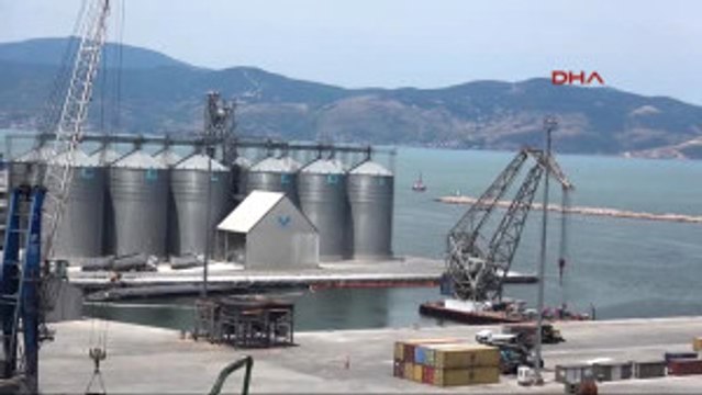 Balıkesir Bandırma Limanı'nda Batan Gemideki Konteynerler Çıkarılıyor