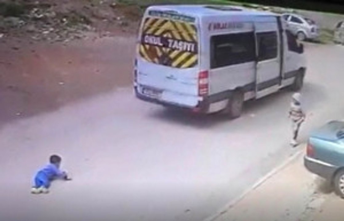 Küçük Çocuğun Inanılmaz Kurtuluşu Kamerada