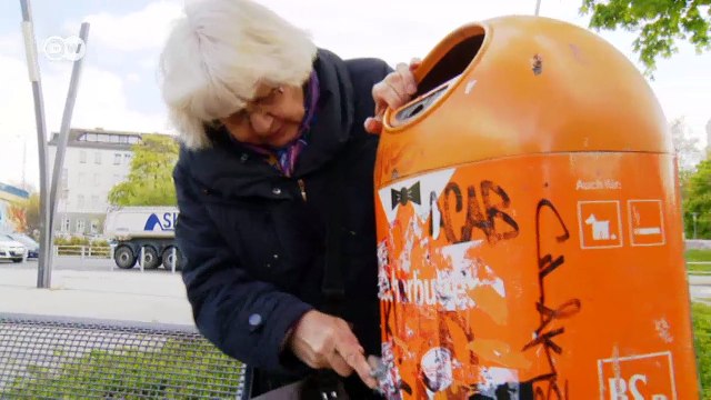 Em Berlim, idosa limpa as ruas de cartazes e adesivos de extrema direita