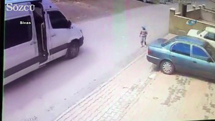 Küçük çocuğun inanılmaz kurtuluşu kamerada