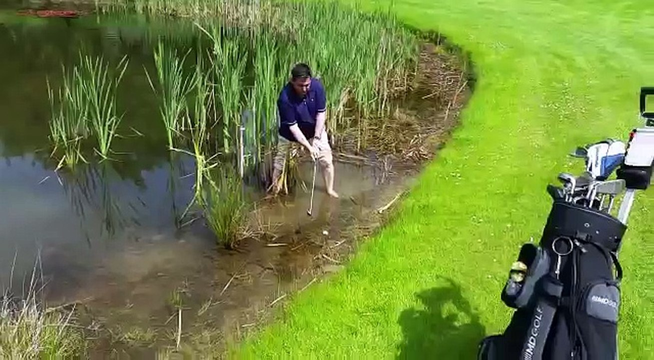 un golfeur tente une balle dans l'eau