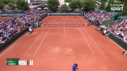 Roland-Garros 2017 : Johnson gagne (6-2, 7-6, 3-6, 7-6) et s'effondre, Coric craque totalement