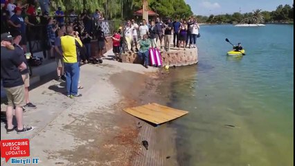 Une voiture RC roule sur l'eau