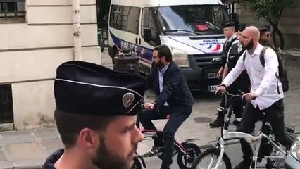 Pied de nez: Cyril Hanouna est arrivé il y a 10 minutes à la convocation de la Secrétaire d'Etat... en vélo