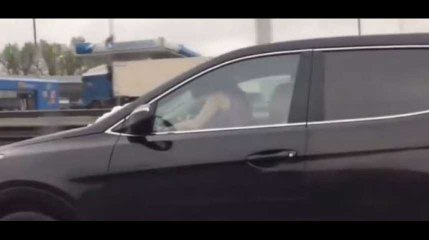 Il double une voiture et trouve un couple en pleine action au volant (Vidéo)