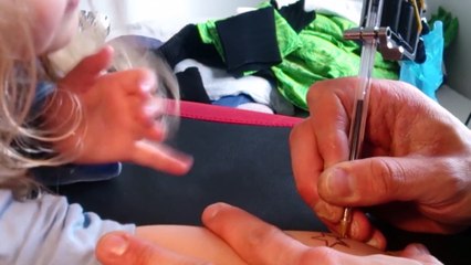 Ce papa tatoue sa fillette... au stylo BIC