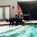Le catcheur Randy Orton met un RKO à son beau-fils dans la piscine