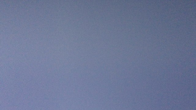 À bord du navire, les passagers saluent Emmanuel Macron