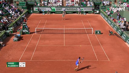 Roland-Garros 2017 : Mladenovic laisse Errani sur place d'un superbe amorti ! (2-6)