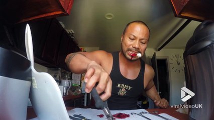 Ce fou s'arrache une dent tout seul avec une pince !