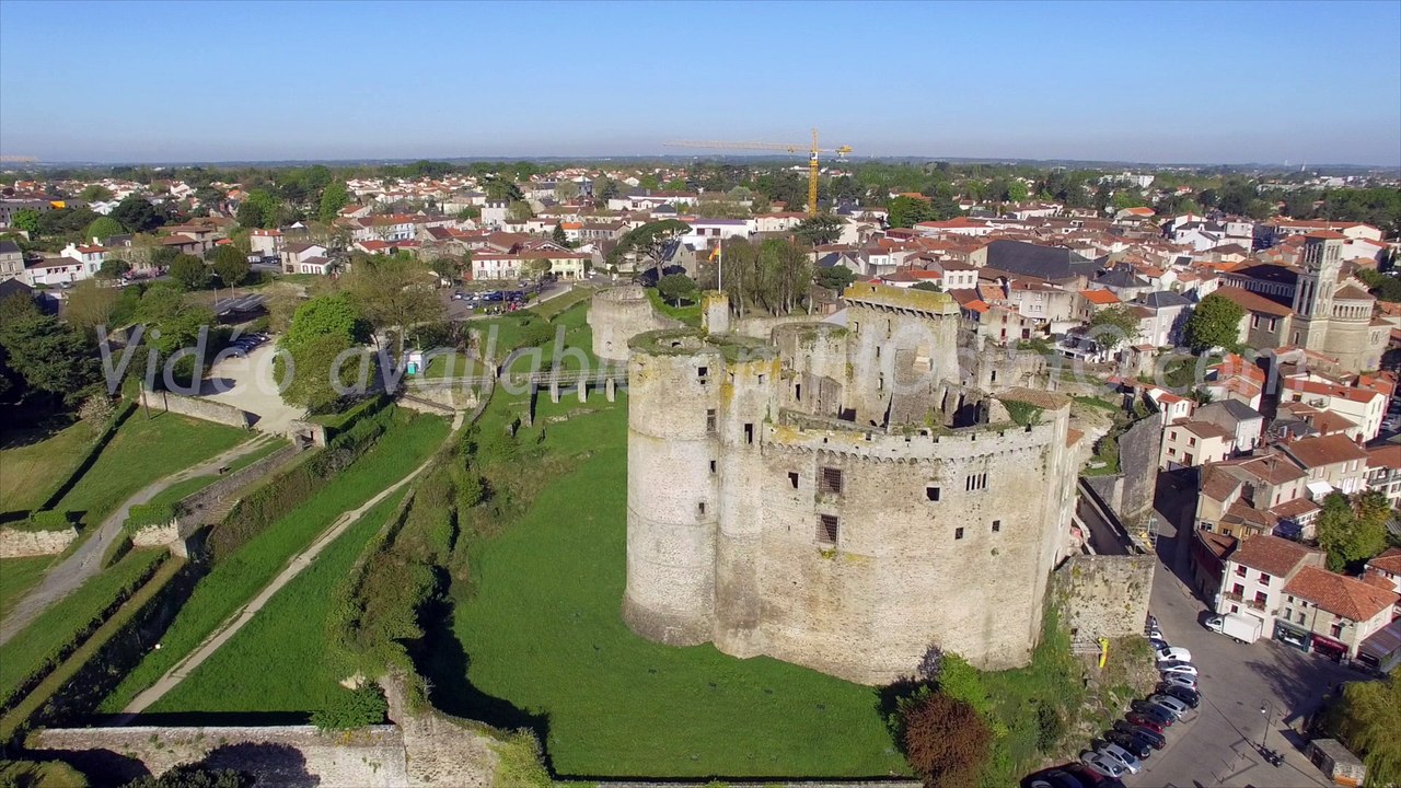 CLISSON ET SON CHÂTEAU VU PAR DRONE AU PRINTEMPS 2