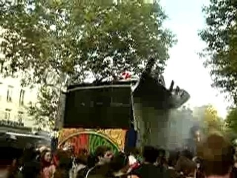 Technoparade 2007_Char URBAN KABAN (Dragon)_DJ Tony (bis)