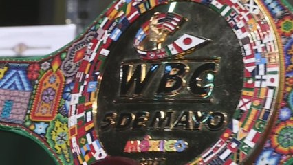 Presidente del CMB entrega cinturón huichol a nieta de López Mateos