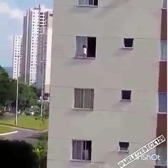 مشهد يحبس الانفاس لطفل على حافة شباك بناية عالية