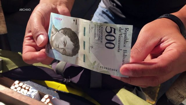 Venezuela devalúa moneda para paliar crisis entre protestas