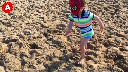 LittleBoy Adam Petit SpiderMan Fait du Vélo sur la Plage