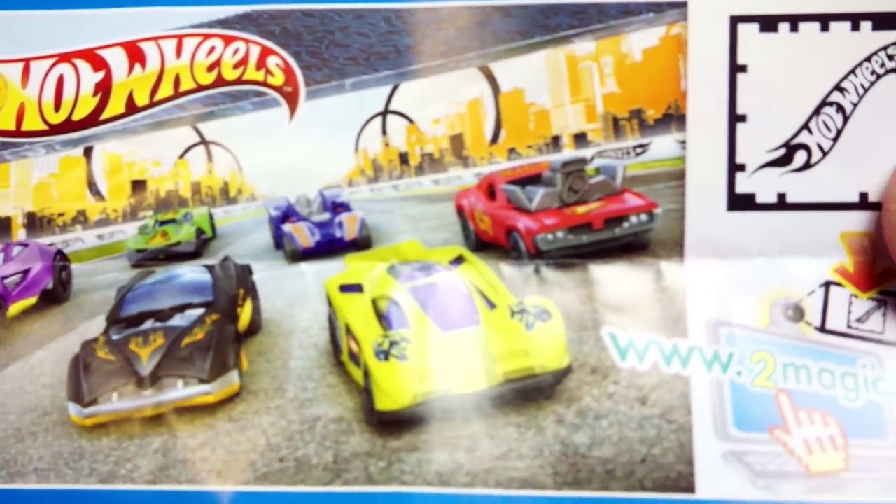 Elsa và Anna truy tìm trứng Socola Kinder Joy Người nhện giấu Trò chơi bóc trứng trong thù