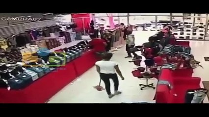 Atraco de película a una tienda en Santiago "Se llevaron 100 mil pesos"