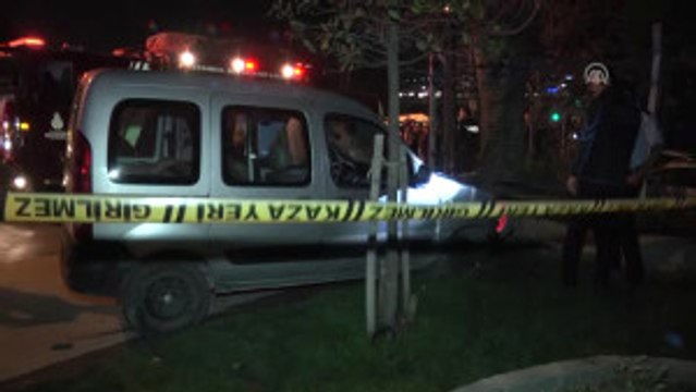 Taksiden Inen Gençlere Otomobil Çarptı: 1 Ölü, 3 Yaralı