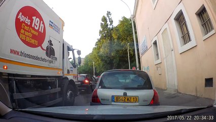 Un éboueur jette des déchets dans la rue de Marseille