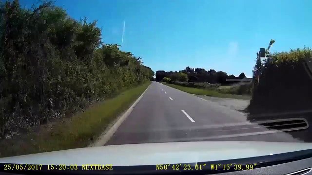 Un chauffard double comme un idiot et se fait immédiatement punir !